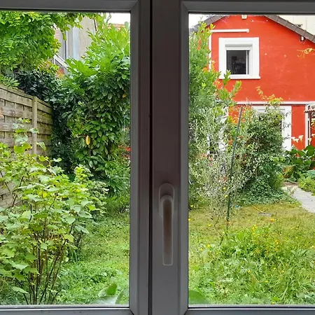 Holiday home Small Town House With Private Parking And Access To Garden, Near Paris And Public Transport La Courneuve