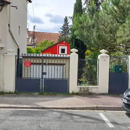Small Town House With Private Parking And Access To Garden, Near Paris And Public Transport Holiday home