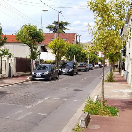 Holiday home Small Town House With Private Parking And Access To Garden, Near Paris And Public Transport